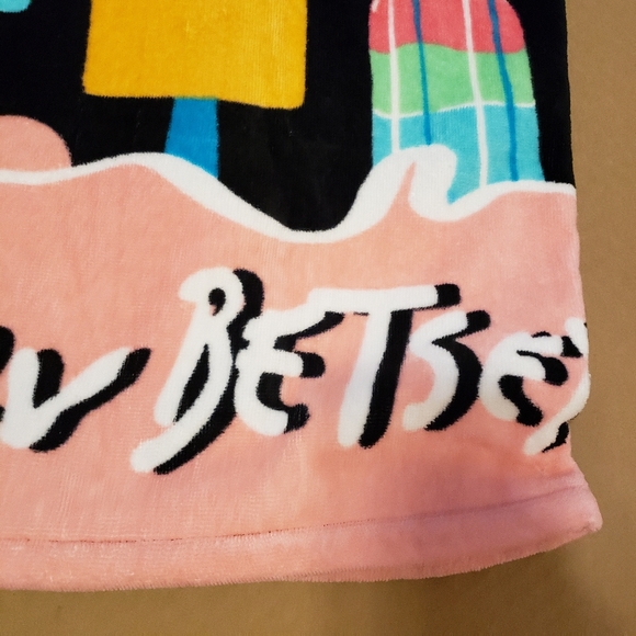 Betsey Johnson Beach Towel 28 in x 58 in - Picture 9 of 11